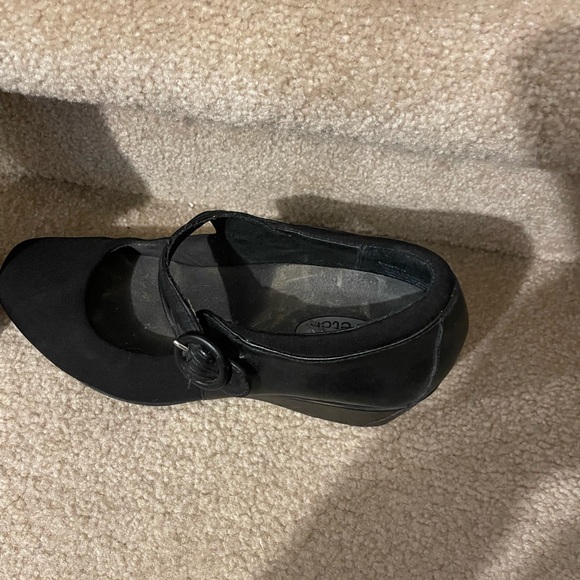 Black stretchy sleek shoe with 1”wedge heel - Picture 5 of 10